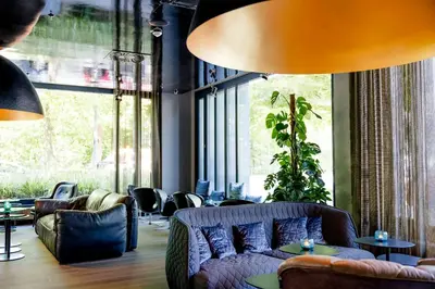 Ein Sitzbereich in der Unterkunft Motel One München - Deutsches Museum