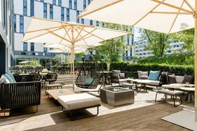 Ein Sitzbereich in der Unterkunft Motel One München - Deutsches Museum