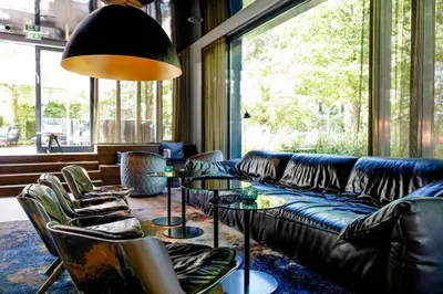 Ein Sitzbereich in der Unterkunft Motel One München - Deutsches Museum