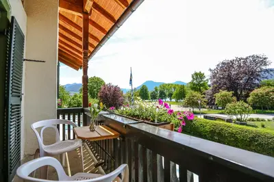 Ein Garten an der Unterkunft Pension Bergsee