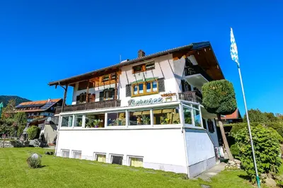 Das Gebäude in dem sich die Pension befindet