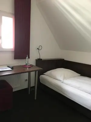 Ein Bett oder Betten in einem Zimmer der Unterkunft Hotel Bergbauer mit Late-Self-Check-IN