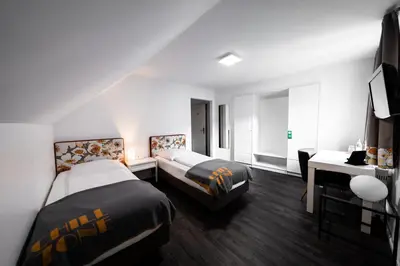 Ein Bett oder Betten in einem Zimmer der Unterkunft Hotel Bergbauer mit Late-Self-Check-IN