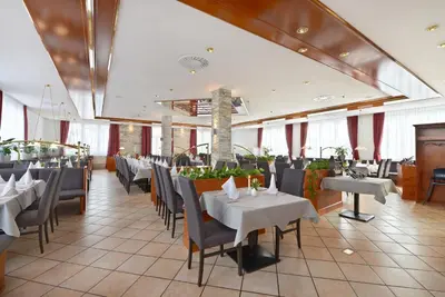 Ein Restaurant oder anderes Speiselokal in der Unterkunft Hotel Poinger Hof