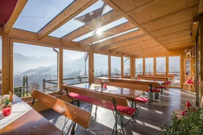 Ein allgemeiner Bergblick oder ein Berglick von der Pension aus