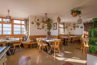 Ein Restaurant oder anderes Speiselokal in der Unterkunft Berggasthof Hummelei