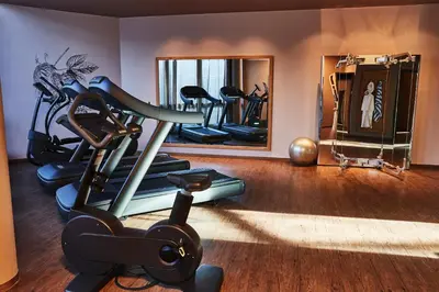 Das Fitnesscenter und/oder die Fitnesseinrichtungen in der Unterkunft Steigenberger Hotel München