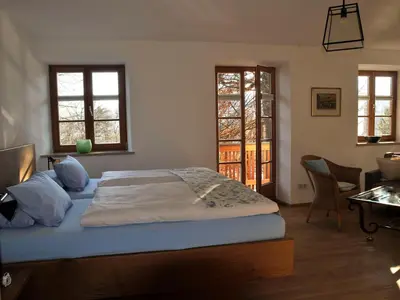 Ein Bett oder Betten in einem Zimmer der Unterkunft Malerhaus am Kolbergarten