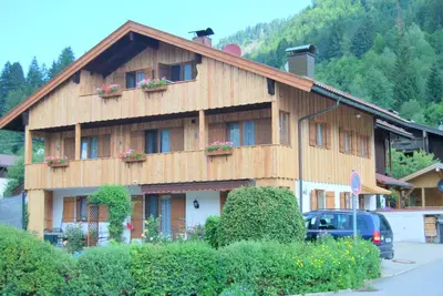 Das Gebäude in dem sich die Ferienwohnung befindet