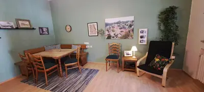 Ein Sitzbereich in der Unterkunft Backerwirt - Wohnen und Schlafen