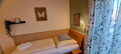Ein Bett oder Betten in einem Zimmer der Unterkunft Backerwirt - Wohnen und Schlafen