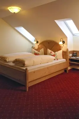 Ein Bett oder Betten in einem Zimmer der Unterkunft Hubertus Apfeltrang - Braugasthof und Wellnesshotel im Allgäu