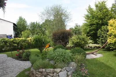 Ein Garten an der Unterkunft Erholungsfuechse Andechs