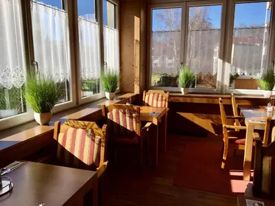 Ein Restaurant oder anderes Speiselokal in der Unterkunft Isar Hotel