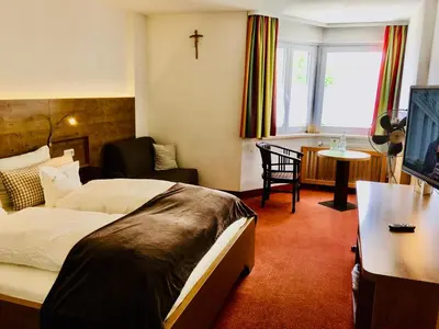 Ein Bett oder Betten in einem Zimmer der Unterkunft Isar Hotel