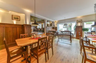 Ein Restaurant oder anderes Speiselokal in der Unterkunft Landhotel zum Metzgerwirt