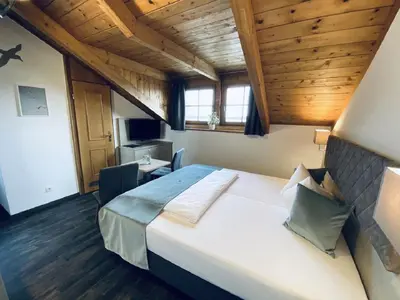 Ein Bett oder Betten in einem Zimmer der Unterkunft Hotel Garni Möwe am See