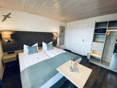 Ein Bett oder Betten in einem Zimmer der Unterkunft Hotel Garni Möwe am See