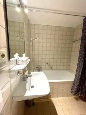 Ein Badezimmer in der Unterkunft Augsburg Hotelturm