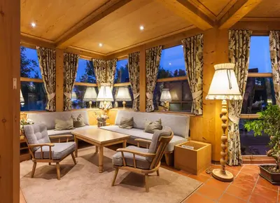 Ein Sitzbereich in der Unterkunft Hotel Hachinger Hof