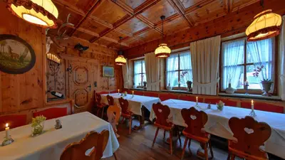 Ein Restaurant oder anderes Speiselokal in der Unterkunft Hotel Gasthof Groß