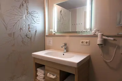 Ein Badezimmer in der Unterkunft Hotel Straßhof