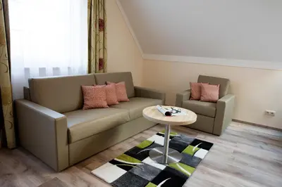 Ein Sitzbereich in der Unterkunft Hotel Straßhof
