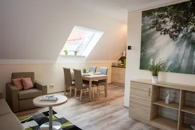 Ein Sitzbereich in der Unterkunft Hotel Straßhof