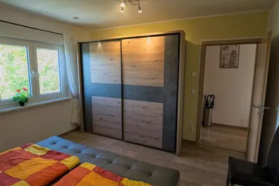 Ein Bett oder Betten in einem Zimmer der Unterkunft Ferienwohnung Blumäcker Oberbayern