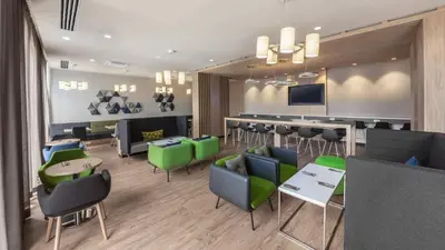 Ein Sitzbereich in der Unterkunft Holiday Inn Express Munich - City East by IHG