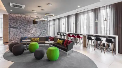 Ein Sitzbereich in der Unterkunft Holiday Inn Express Munich - City East by IHG