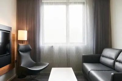Ein Sitzbereich in der Unterkunft Moxy Munich Messe