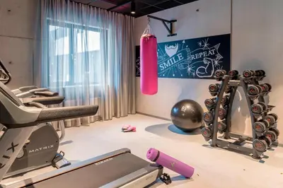 Das Fitnesscenter und/oder die Fitnesseinrichtungen in der Unterkunft Moxy Munich Messe