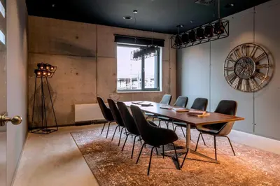 Ein Sitzbereich in der Unterkunft Moxy Munich Messe