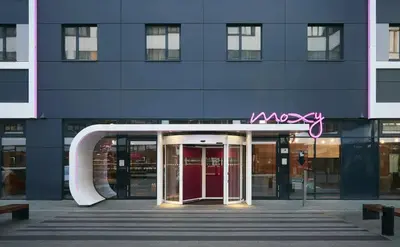 Eine Fassade oder ein Eingang zu Moxy Munich Messe