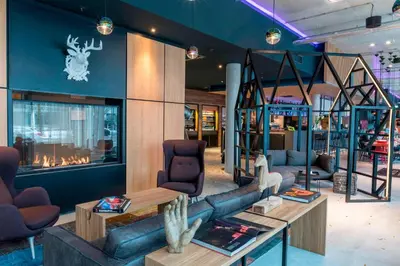 Ein Sitzbereich in der Unterkunft Moxy Munich Messe