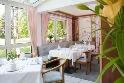 Ein Restaurant oder anderes Speiselokal in der Unterkunft Kurhotel Kaiser