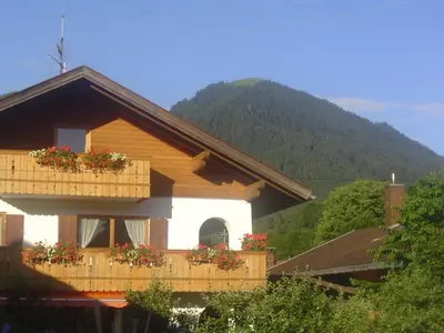 Ein allgemeiner Bergblick oder ein Berglick von der Pension aus