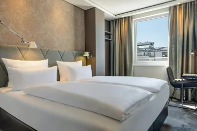 Ein Bett oder Betten in einem Zimmer der Unterkunft Motel One München Sendlinger Tor