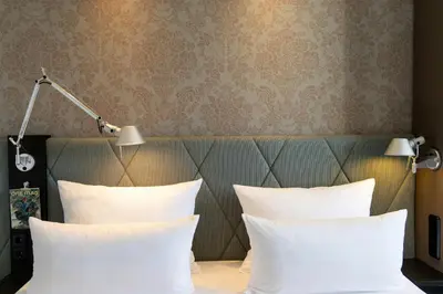 Ein Bett oder Betten in einem Zimmer der Unterkunft Motel One München Sendlinger Tor