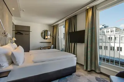 Ein Bett oder Betten in einem Zimmer der Unterkunft Motel One München Sendlinger Tor