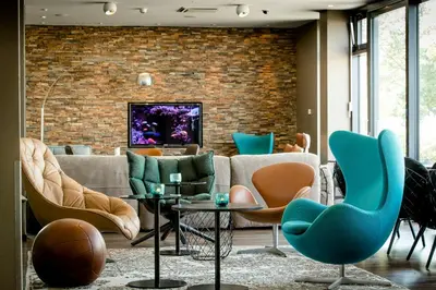 Ein Sitzbereich in der Unterkunft Motel One München-Garching