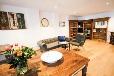 Ein Sitzbereich in der Unterkunft das kleine Hotel in München