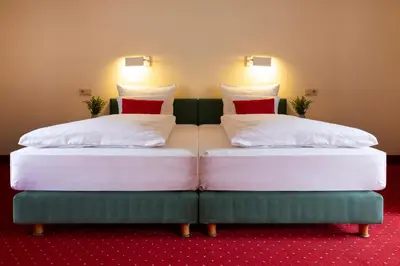 Ein Bett oder Betten in einem Zimmer der Unterkunft Hotel Biederstein am Englischen Garten