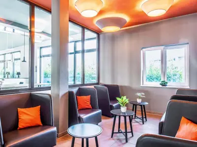Ein Sitzbereich in der Unterkunft B&B Hotel München City-Ost