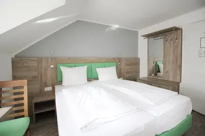 Ein Bett oder Betten in einem Zimmer der Unterkunft Hotel Pension Köberl