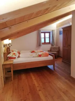 Ein Bett oder Betten in einem Zimmer der Unterkunft Hacher Josef - Bergpanorama Ferienwohnungen | Chiemgau Karte