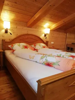 Ein Bett oder Betten in einem Zimmer der Unterkunft Hacher Josef - Bergpanorama Ferienwohnungen | Chiemgau Karte
