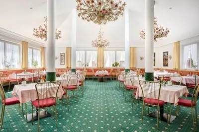 Ein Restaurant oder anderes Speiselokal in der Unterkunft Hotel Mayer
