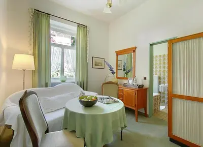 Ein Sitzbereich in der Unterkunft Hotel Kolbergarten